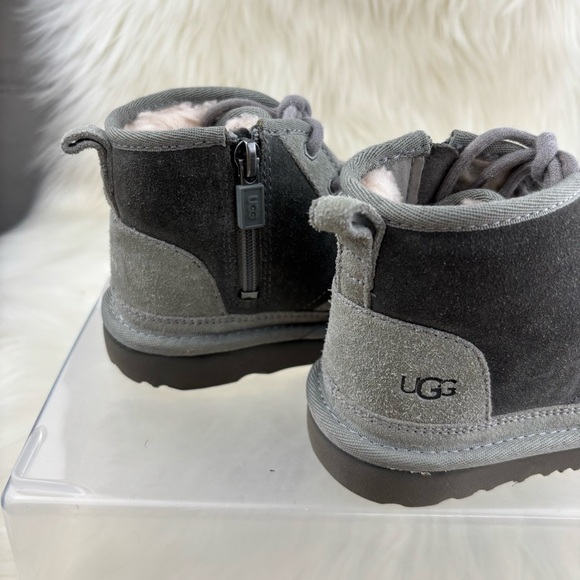 UGG CHUNKKA Kids Charcoal Suede Boots - Picture 6 of 9
